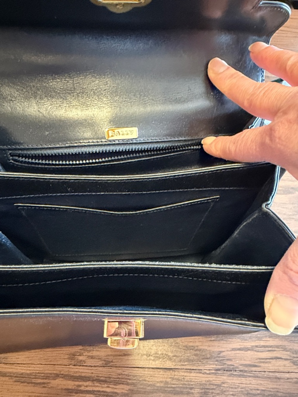 Vintage Bally black leather handbag with gold-tone turn-lock closure. - Picture 5 of 14